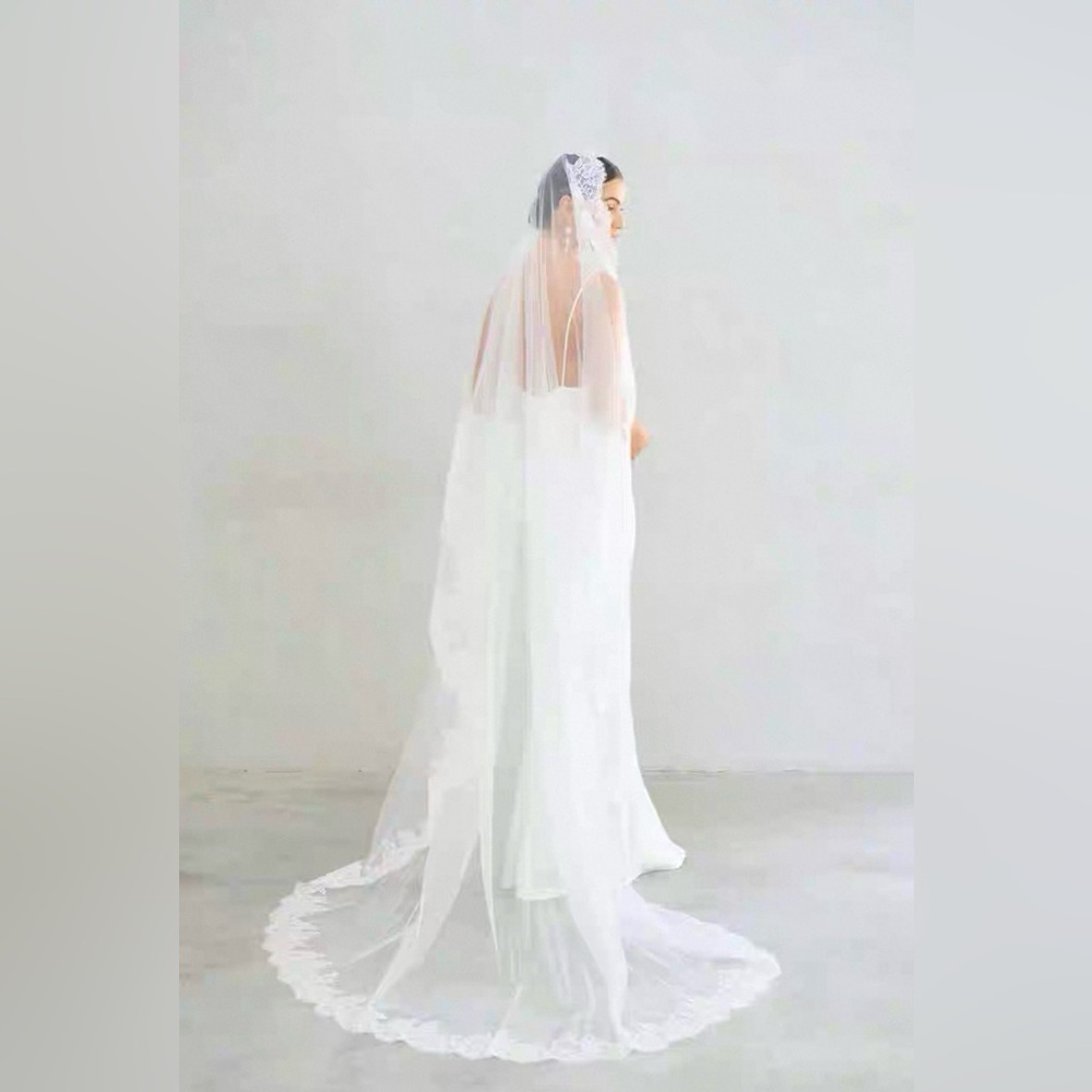 Mantilla Lace Wedding Veil - Picture 7 of 9